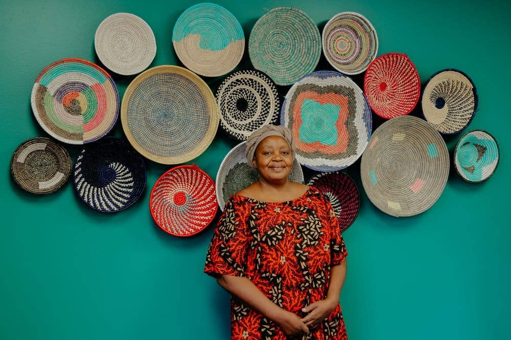 Black & Tan Spiral Raffia Fruit Basket